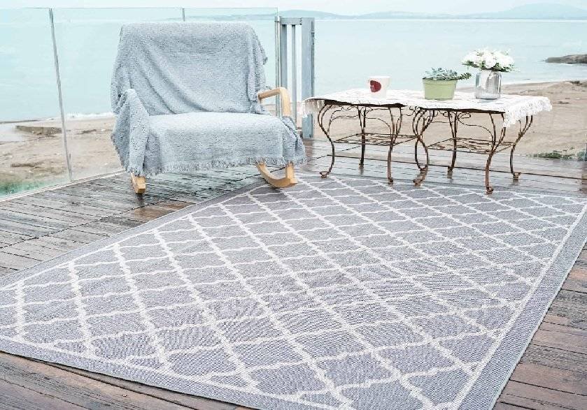 What are the key considerations when choosing outdoor carpets?